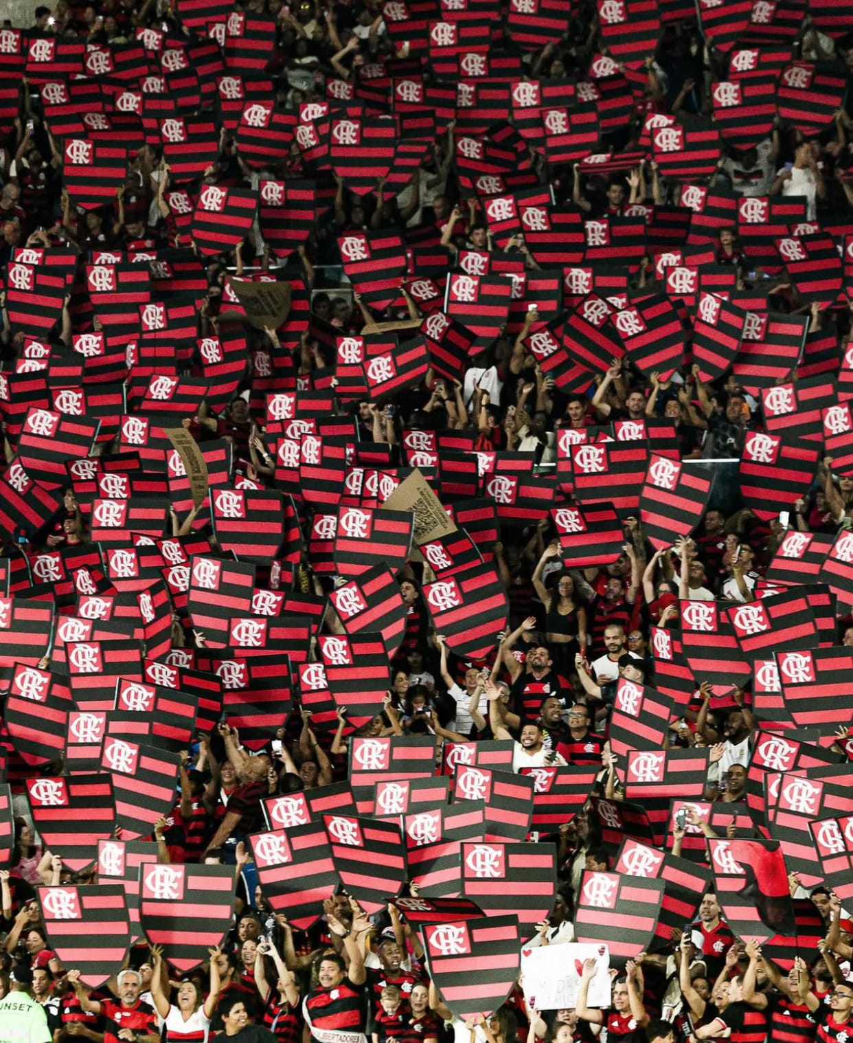 Flamengo ergue o Brasileirão 2025 com vitória sobre o Ceará e Festa no Maracanã
