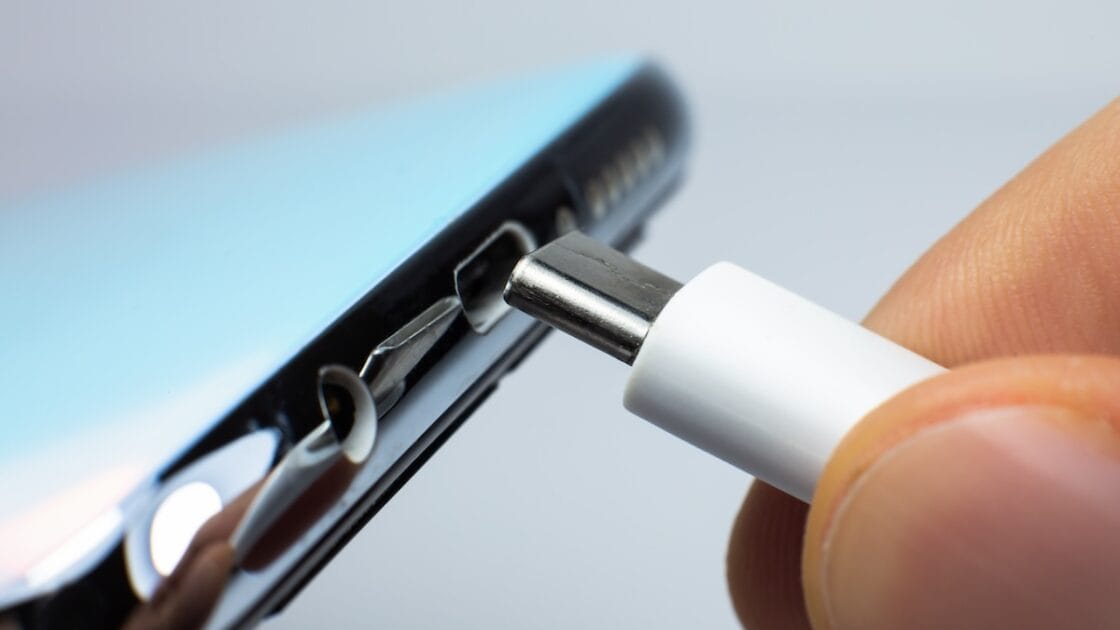 Seu celular não carrega? Descubra este truque fácil