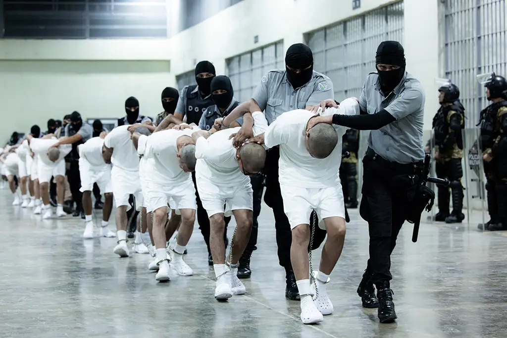 El Salvador: Como funcionam os presídios de segurança máxima que se tornaram modelo para o mundo