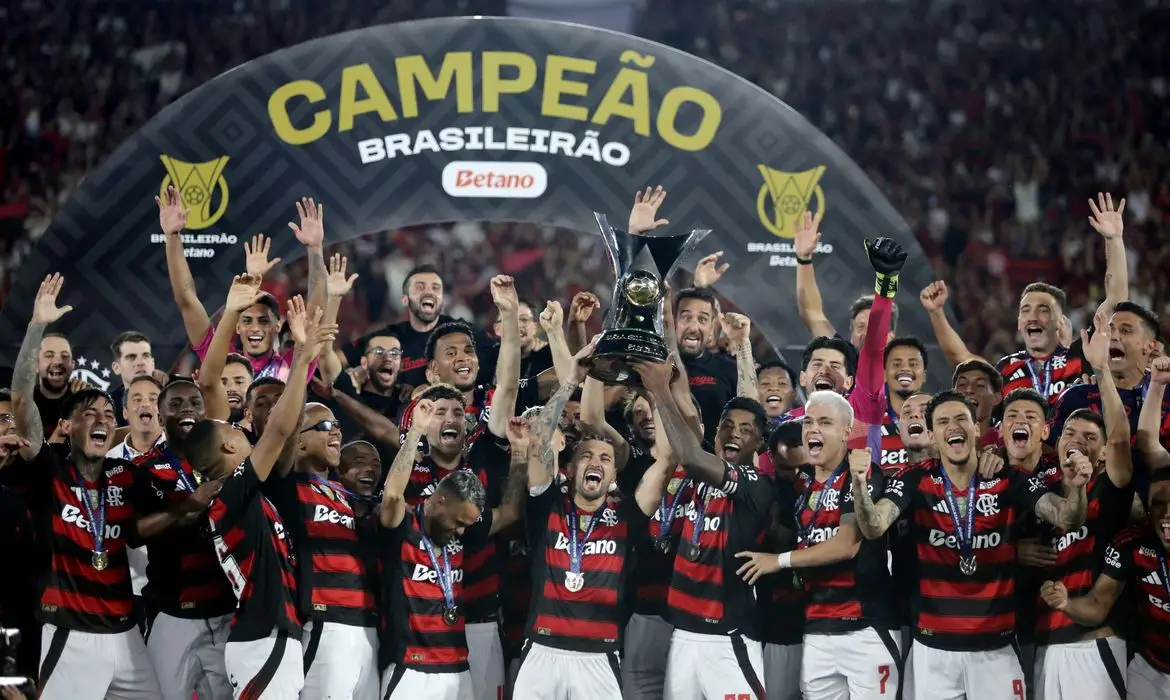 Flamengo ergue o Brasileirão 2025 com vitória sobre o Ceará e Festa no Maracanã