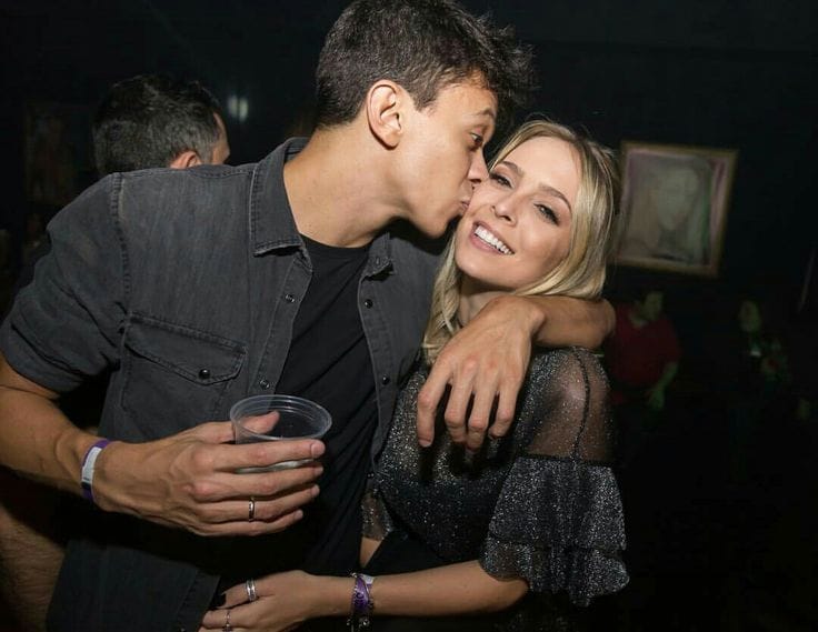 Tata Estaniecki e Júlio Cocielo reatam namoro e surpreendem fãs