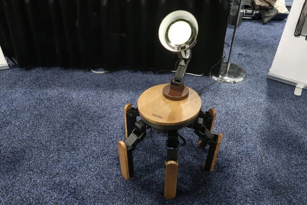 Luminária interativa de seis pernas: ajuda nos estudos das crianças