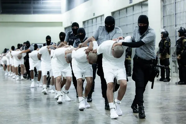 El Salvador: Como funcionam os presídios de segurança máxima que se tornaram modelo para o mundo