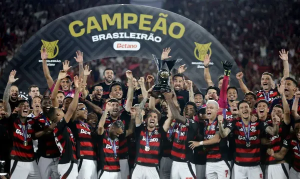 Flamengo ergue o Brasileirão 2025 com vitória sobre o Ceará e Festa no Maracanã