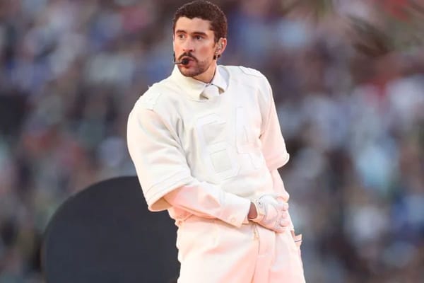 Performance de Bad Bunny no Super Bowl exalta cultura latina e provoca Trump