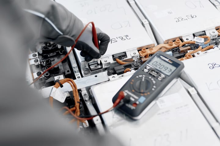 Tão simples quanto importante: o componente que parou dezenas de carros elétricos na oficina